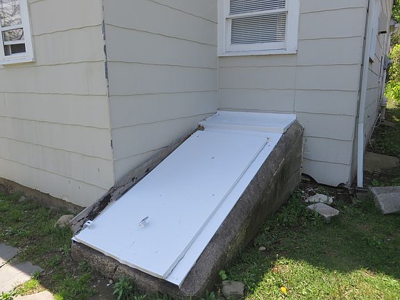 5th image of 106 1/2 N Evarts Ave
