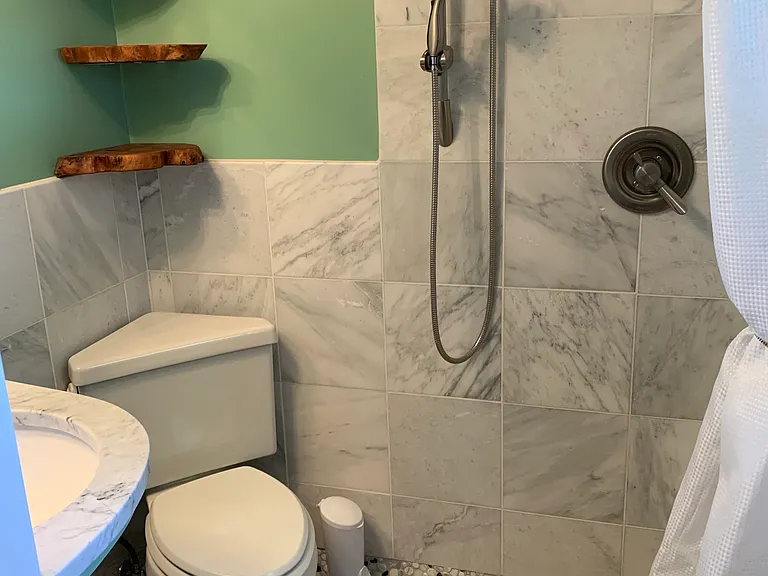 Lower level 1/2 bath