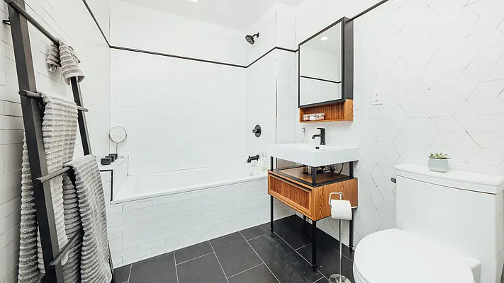 Rented by Nooklyn NYC LLC | media 102