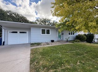 3363 Sunny Hill Dr, Bettendorf, IA 52722
