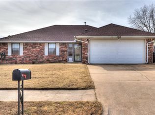 916 NE 17th St, Moore, OK 73160
