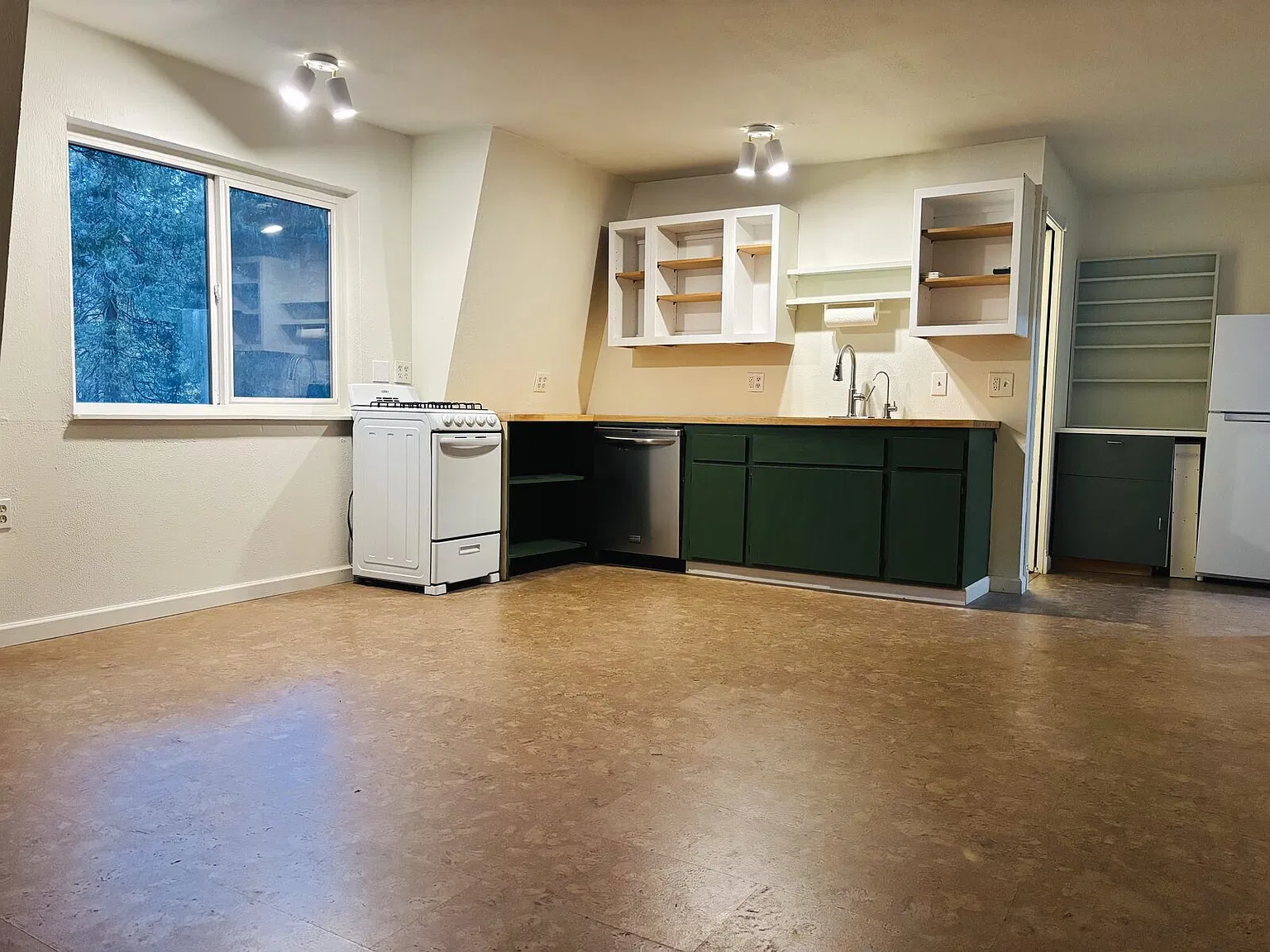 2 bed, 1.5 bath, 750 sqft, $3,000 — Photo 2
