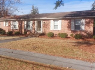 401 E 3rd Ave, Red springs, NC 28377