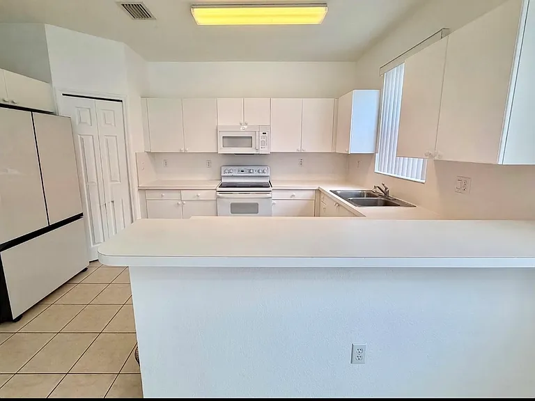 12362 SW 122nd St — Photo 3