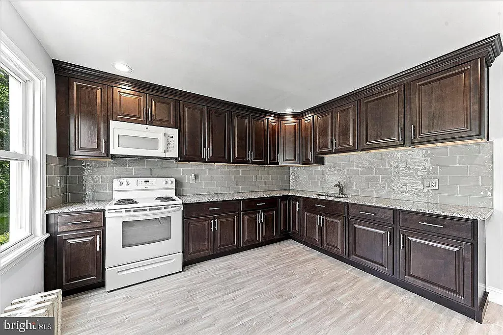 Renovated 1BR/1BA Apartment with Granite Kitchen & In-Unit Laundry — Photo 1