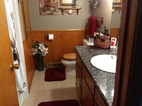 Upstairs Full Bathroom