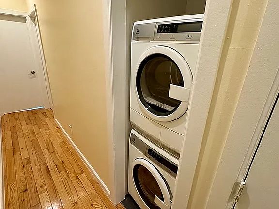 5th image of 323 Chauncey St APT 1A