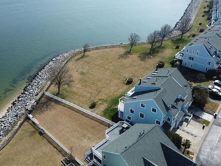 9568 Bay Front Dr — Photo 32