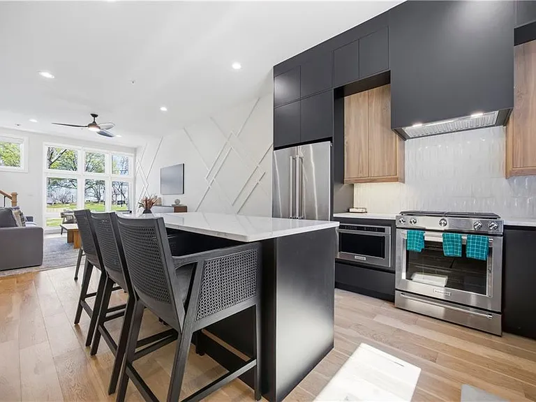 Markham St SW — Photo 13