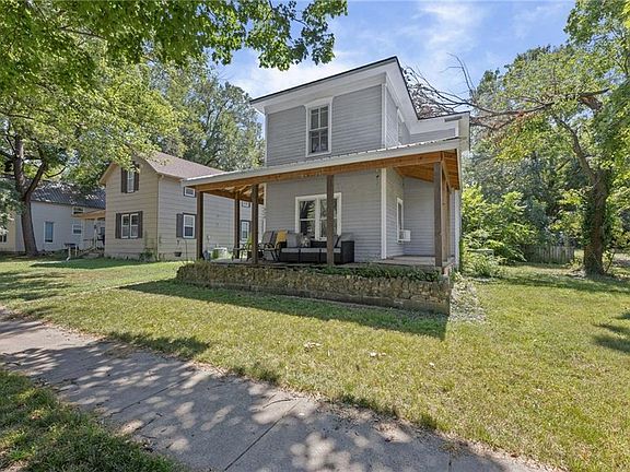 2nd image of 324 W 3rd Ave