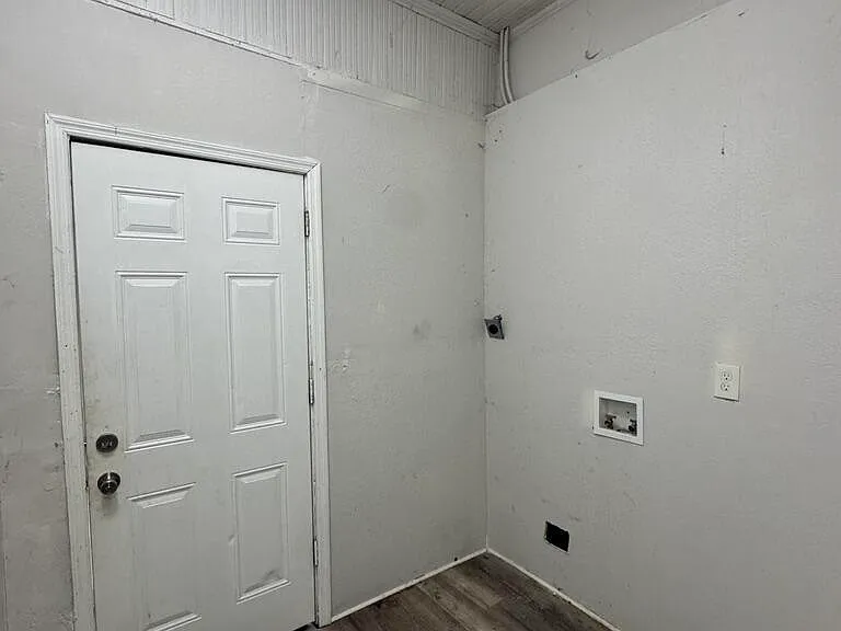1050 W 8th St — Photo 13