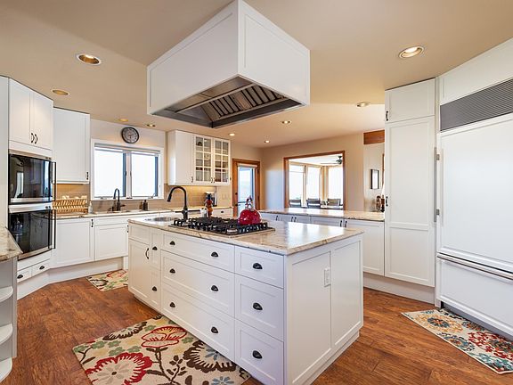Gourmet kitchen