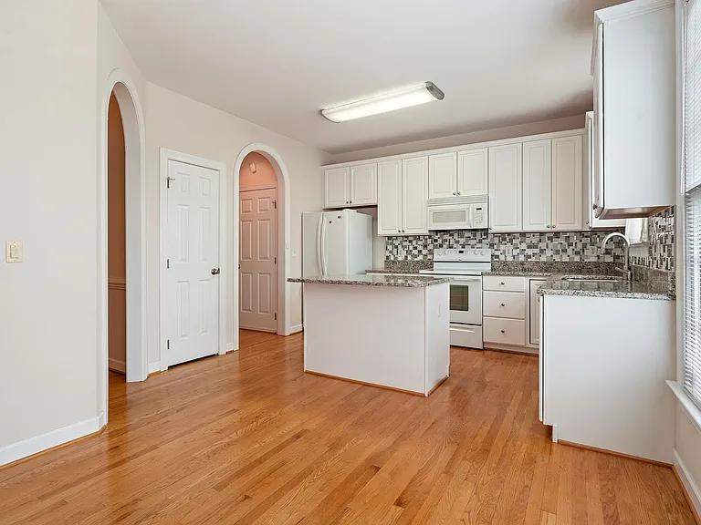 202 Greenview Dr — Photo 14