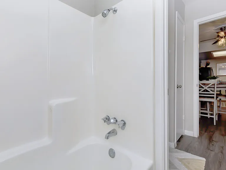 Shadow Bend Apartments — Photo 36