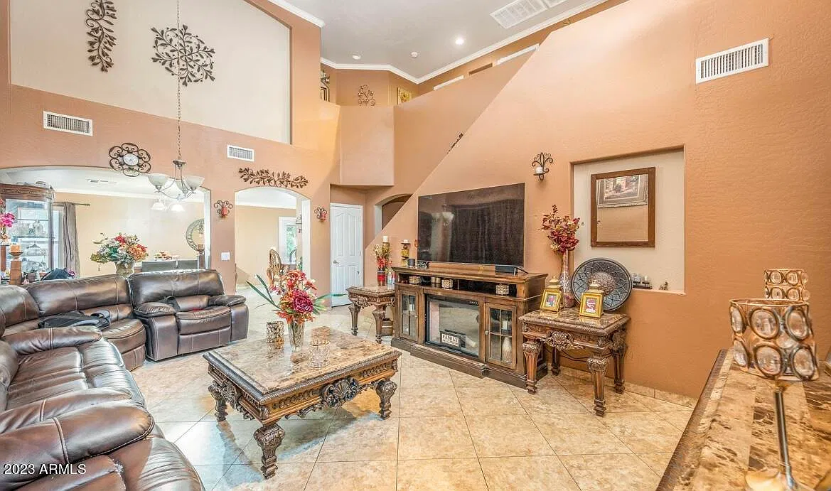 5 bed, 3.0 bath, 2219 sqft, $2,895 — Photo 4