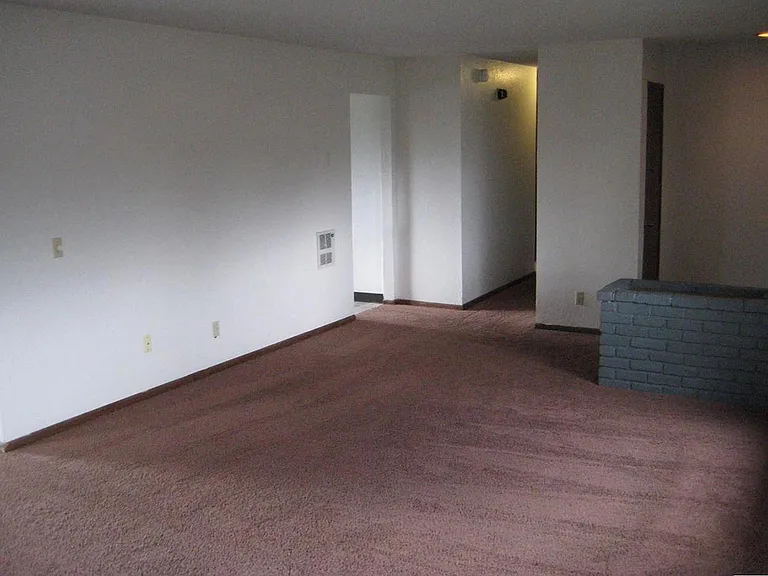 215 NW Coryell Ct — Photo 5