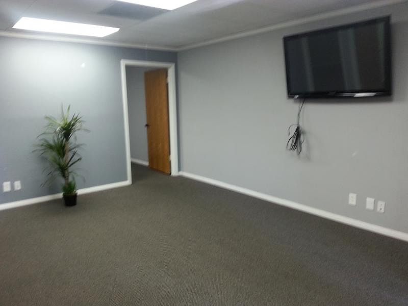 1st image of 900 W 17th St Ste B
