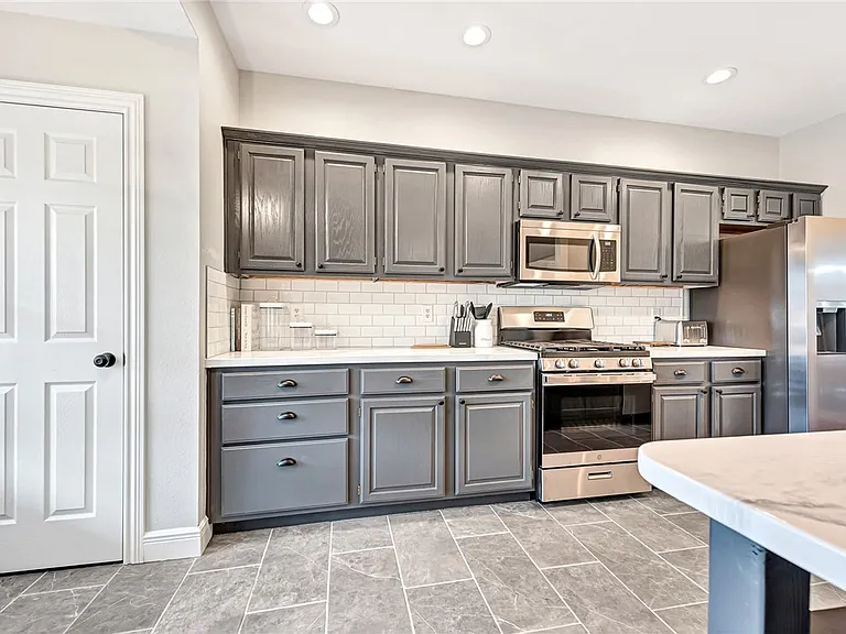 701 SW Maidstone Ave — Photo 9