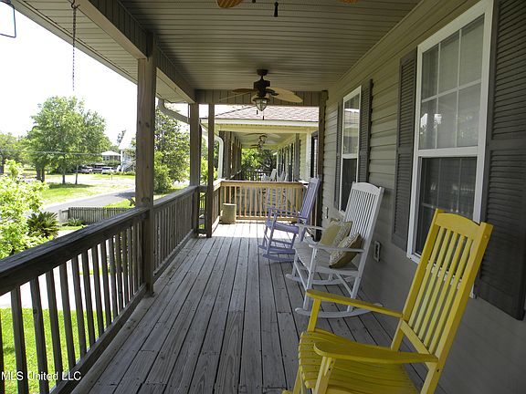3rd image of 215 Wisteria Ln