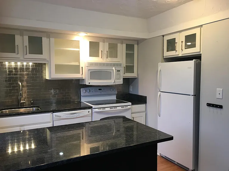 952 Chatham Ln #M — Photo 4