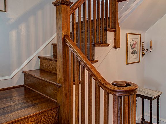 EntryFoyer:TurnedWoodStair