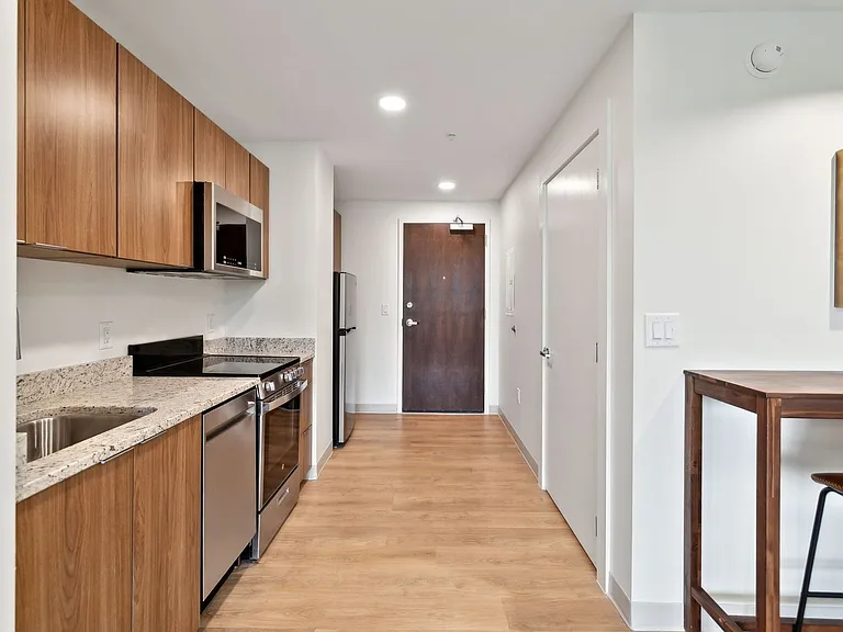 West 6th Apartments — Photo 58