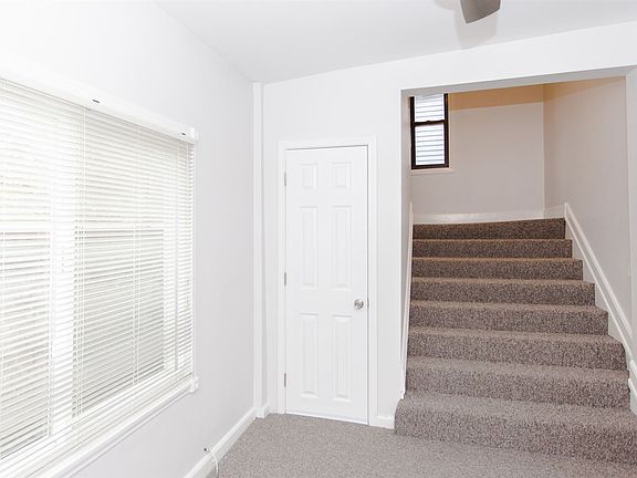 1653 N Damen #2 Foyer
