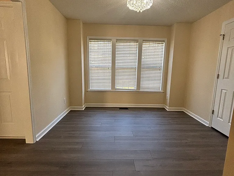 804 Yorkshire Dr — Photo 12