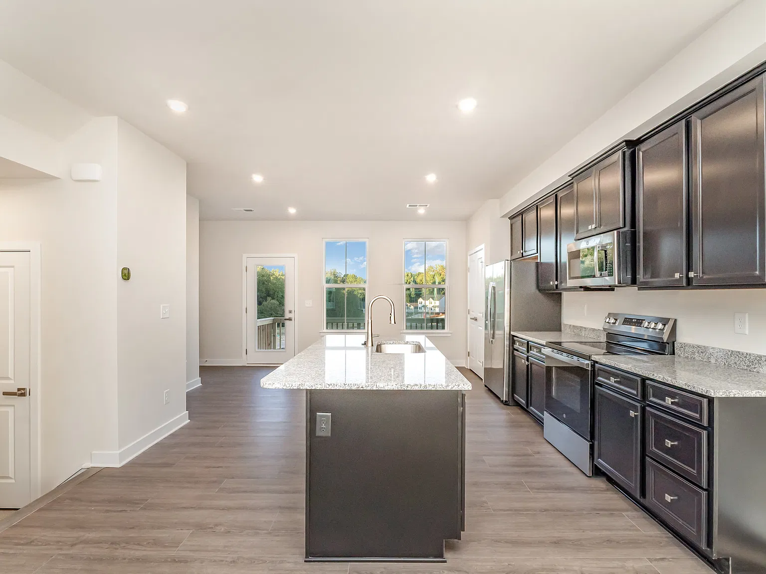 4 bed, 3.5 bath, 1715 sqft, $2,199 — Photo 4