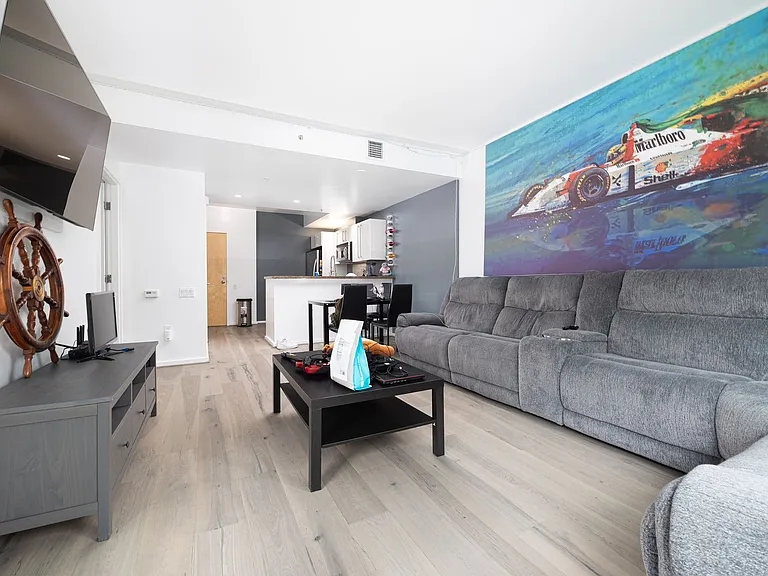 321 10th Ave #204 — Photo 4
