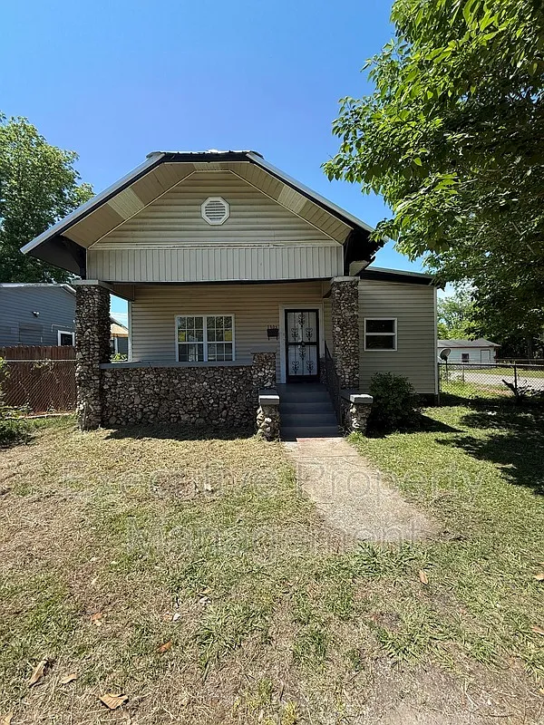 4 bed, 2.0 bath, 1432 sqft, $1,200 — Photo 1