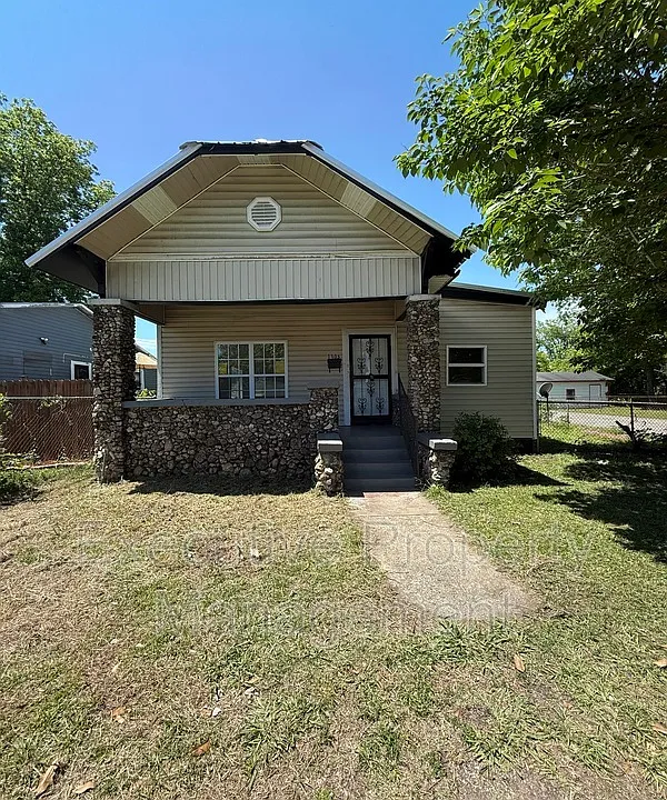 1303 Main St