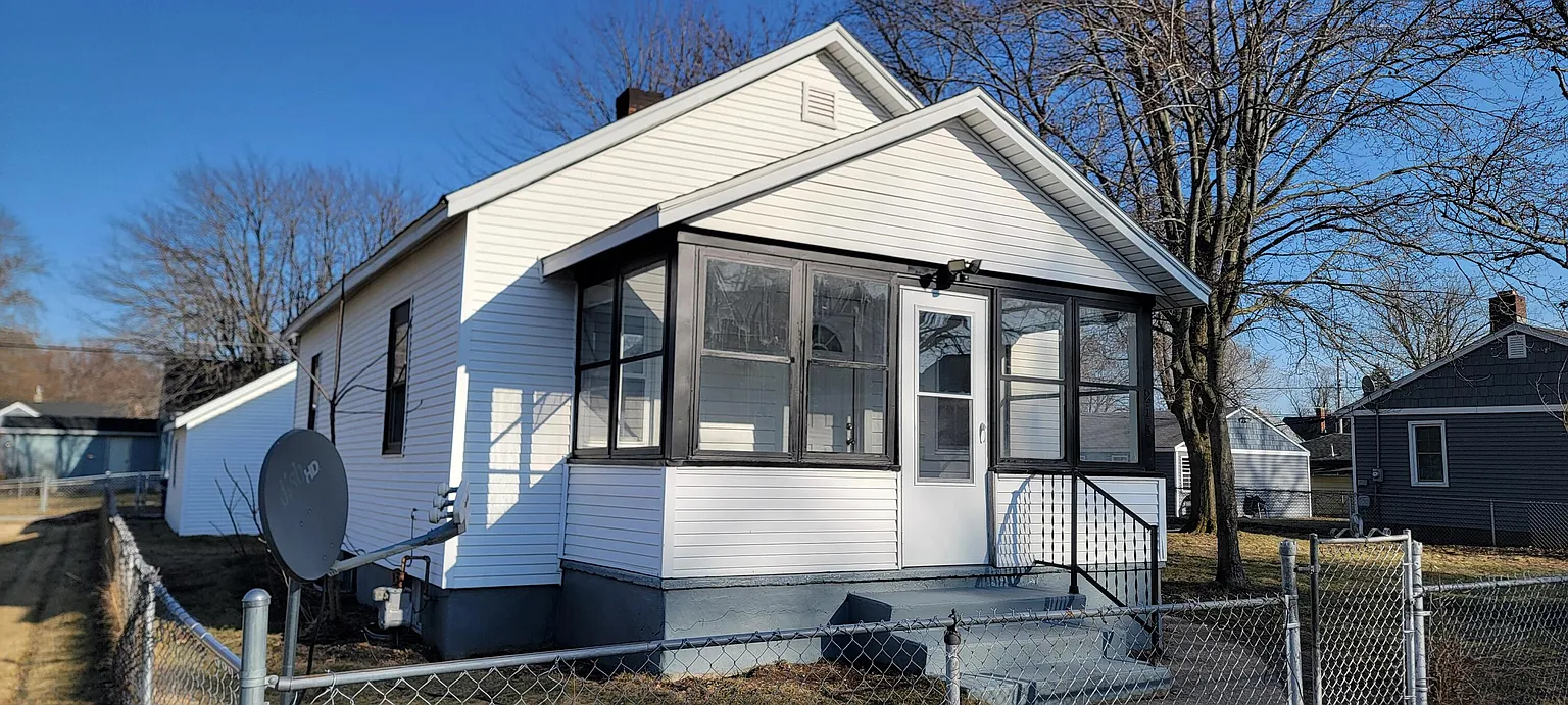 215 Helen St photo 1