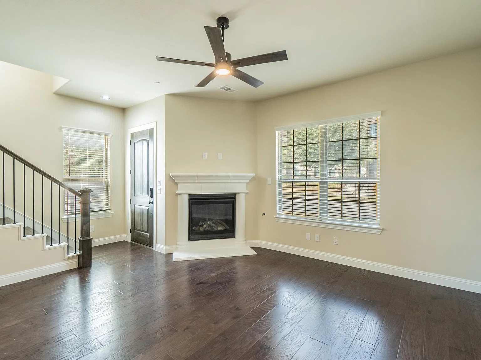 3 bed, 3.5 bath, 1944 sqft, $3,000 — Photo 2