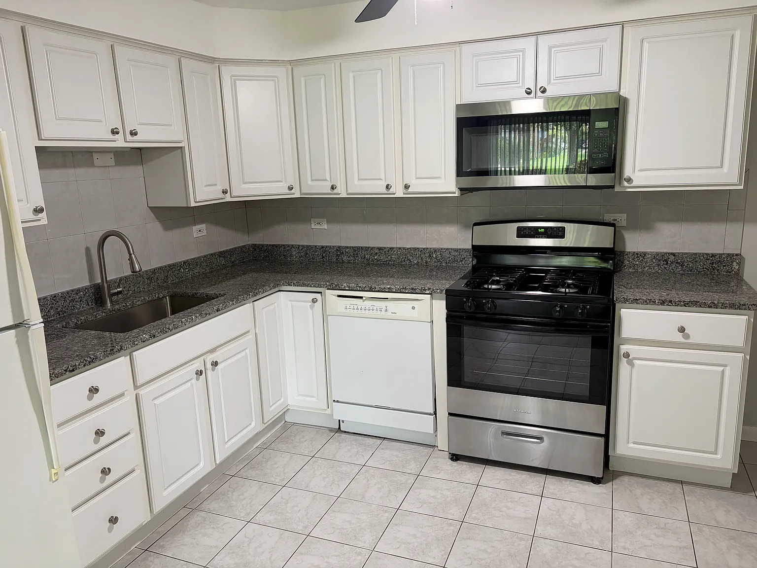 2 bed, 1000 sqft, $1,600 — Photo 2