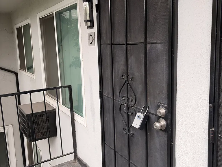 6136 Woodlawn Ave #F — Photo 16