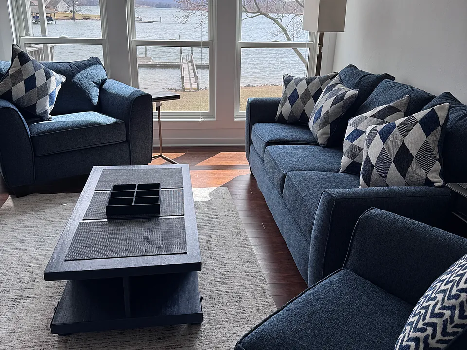 Large Family Room w/ Waterfront & Lake Views - Brand New Furniture