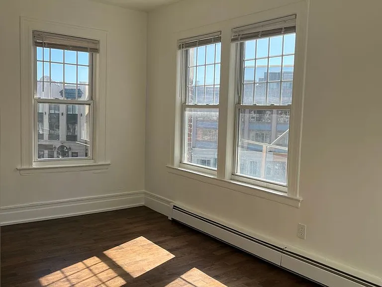 513 Bangs Ave — Photo 5