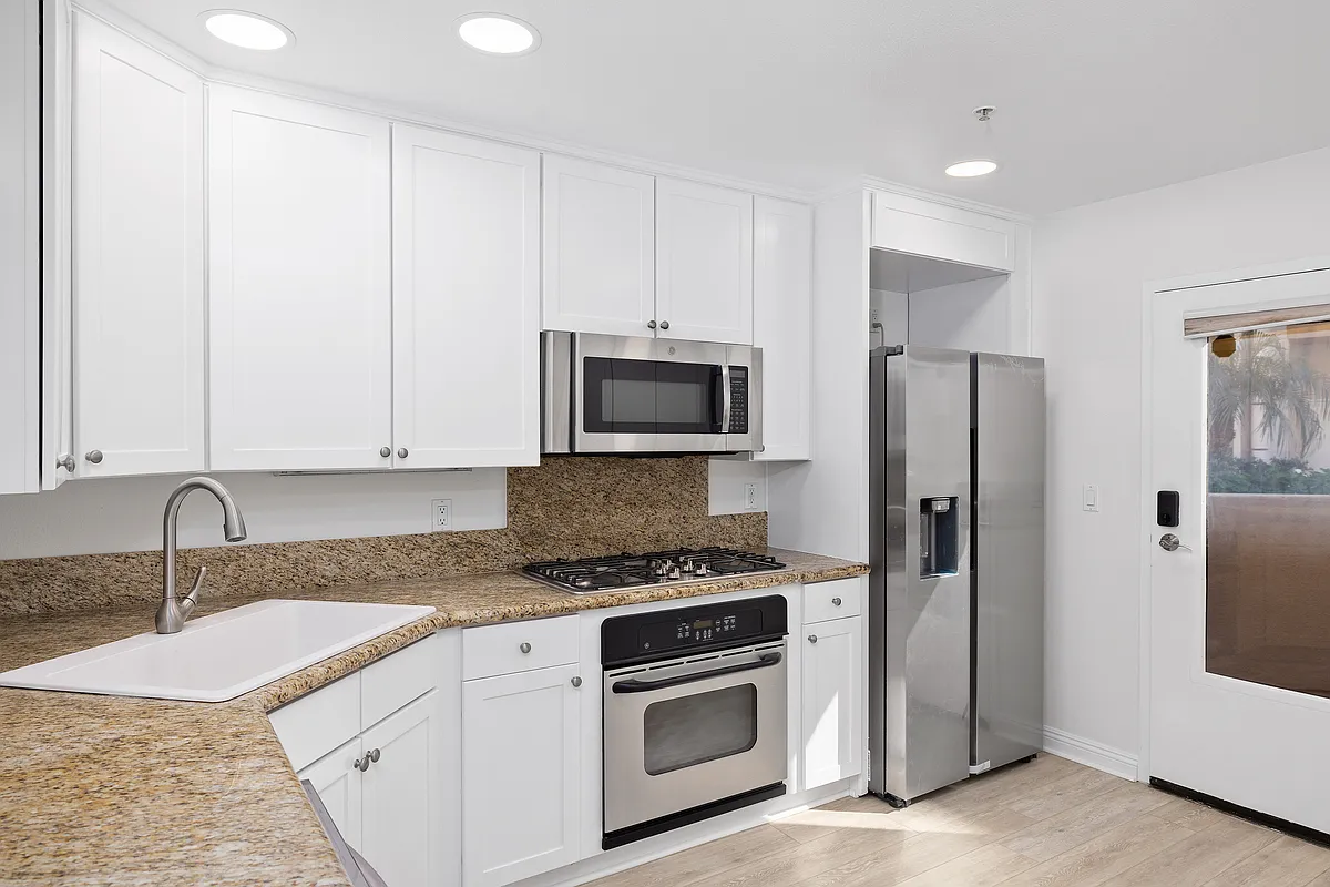3 bed, 1813 sqft, $5,995 — Photo 3