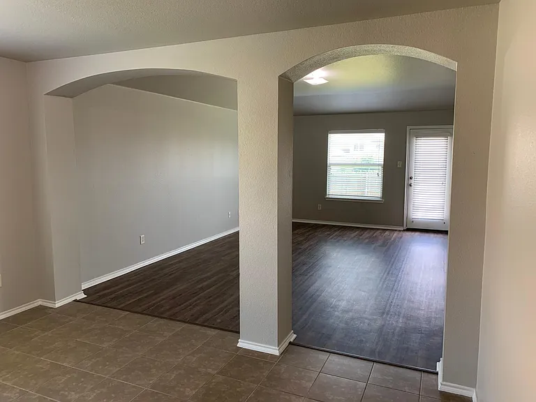 328 Carlyle St — Photo 10
