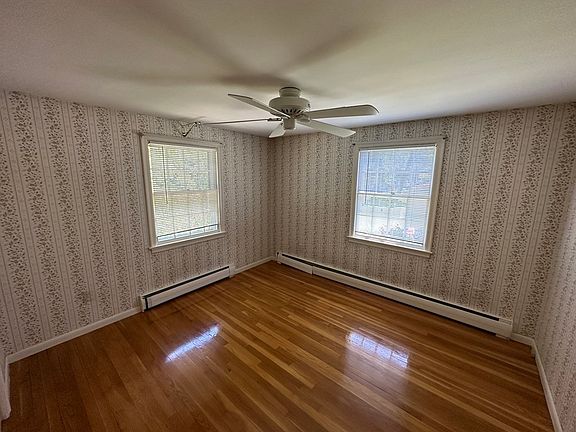 5th image of 22 Carolyn Dr
