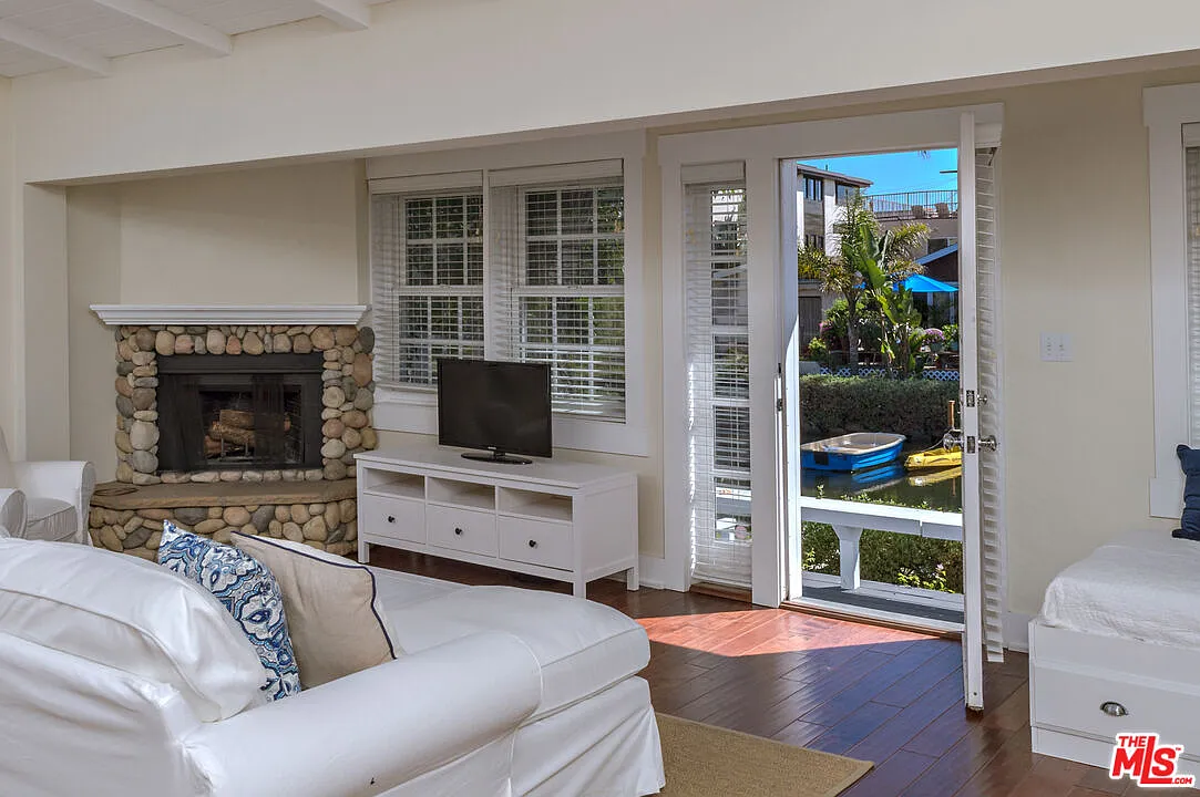 1 bed, 1.0 bath, 900 sqft, $7,000 — Photo 3