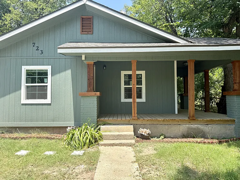 723 Roff St NE — Photo 1