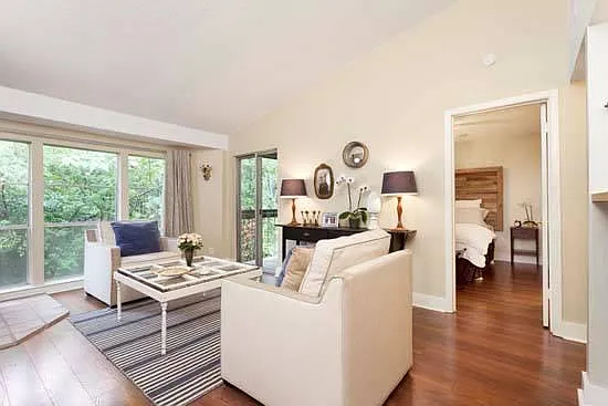 Large 1/1 living room (standard)