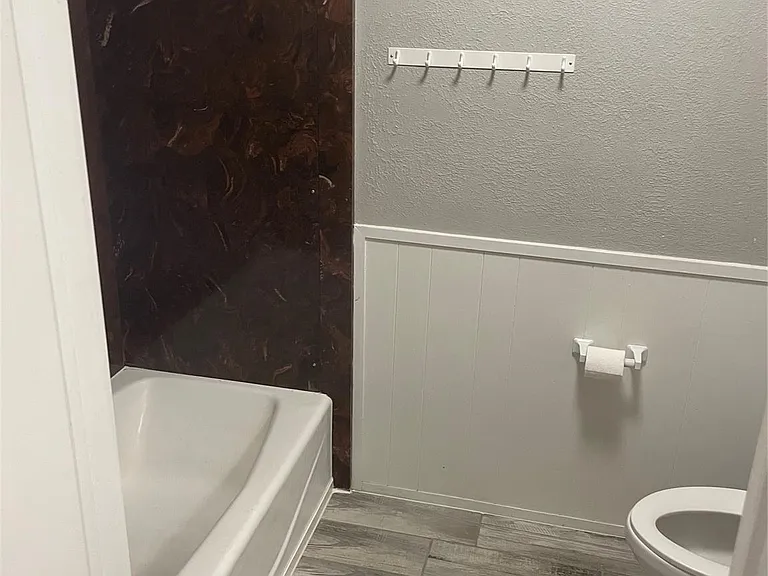 7510 Renmark Ln — Photo 17