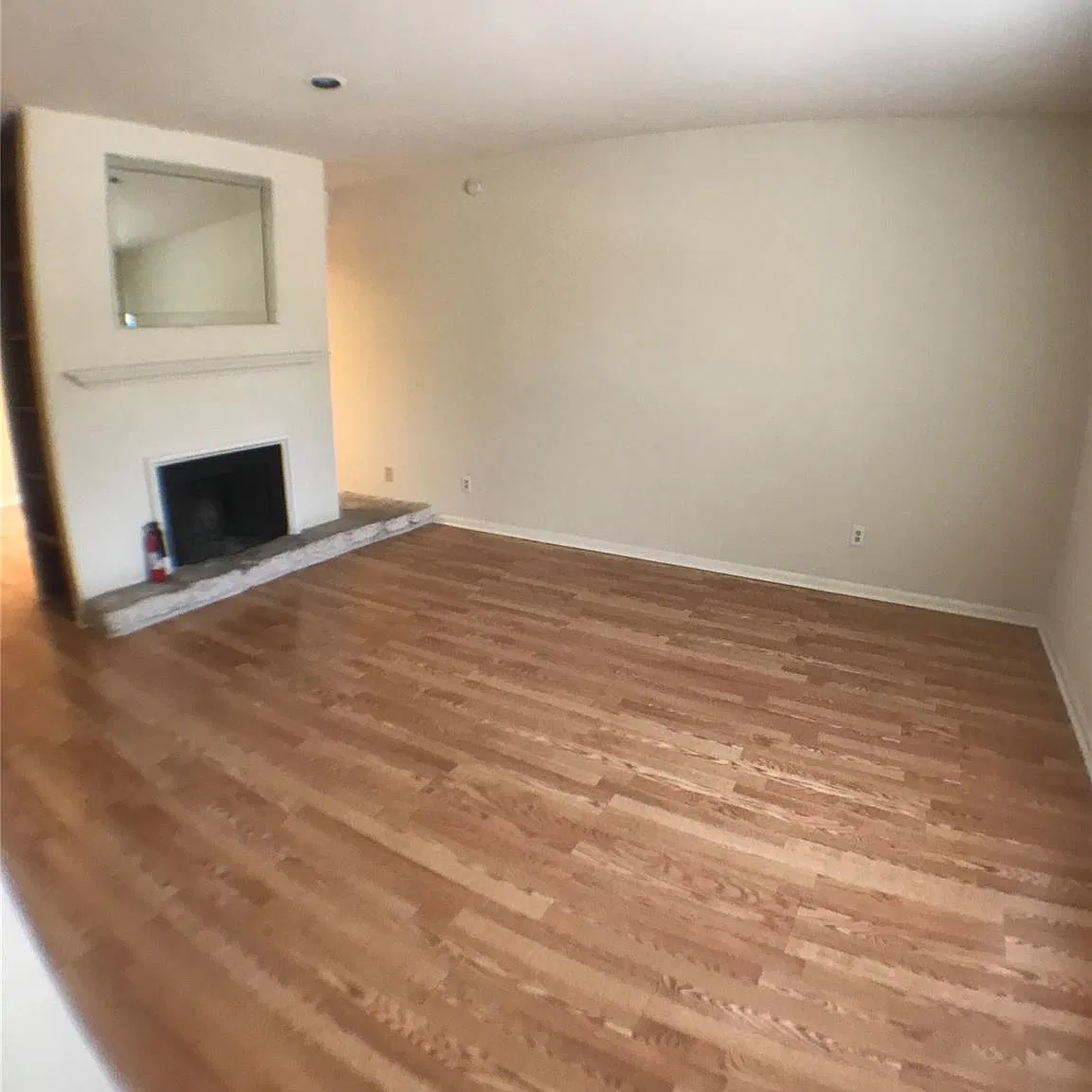 4 bed, 2.0 bath, 1077 sqft, $2,200 — Photo 3