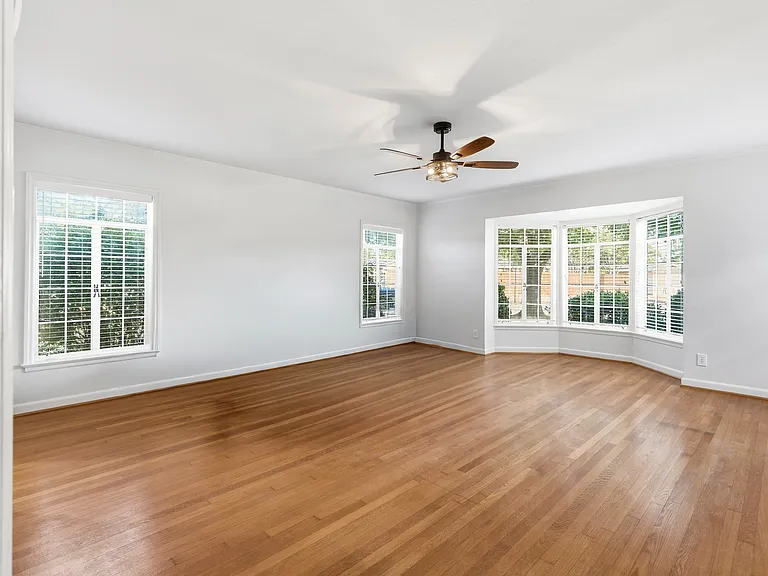 8561 Strathmore Dr — Photo 10