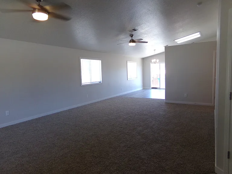 16168 N Saint Helens Dr — Photo 2