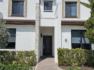 813 NE 211th St, Miami, FL 33179