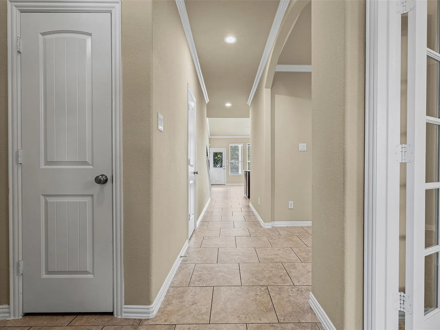 4 bed, 2.5 bath, 2384 sqft, $2,550 — Photo 3